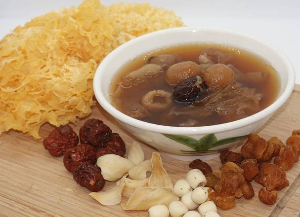 D10. Red Date and Longan Soup 紅棗桂圓蓮子百合燉雪耳